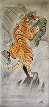 Load image into Gallery viewer, Unimaginable close up photo of a prowling tiger effortlessly climbing a cliff in search of freedom.   The detail of this tiger and background shading effect will blow your mind.

